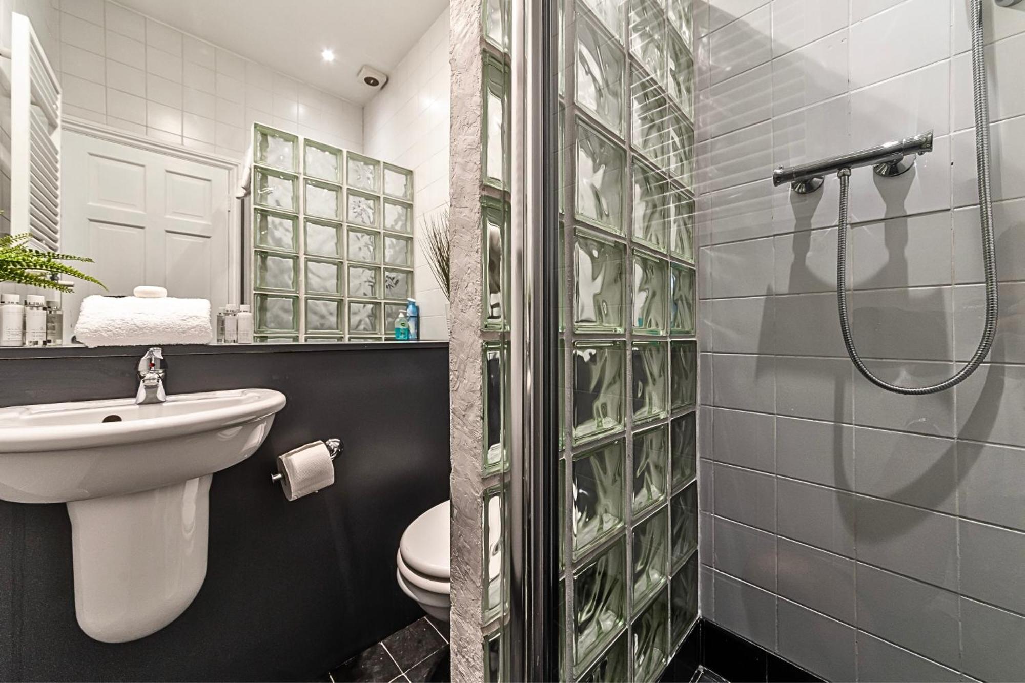 The Secret Kensington Garden Mews-2 Bedroom Full House-2 Train Lines- Spacious-Kings Road- Harrods -Chelsea Stadium-Private Small Patio Londen Buitenkant foto