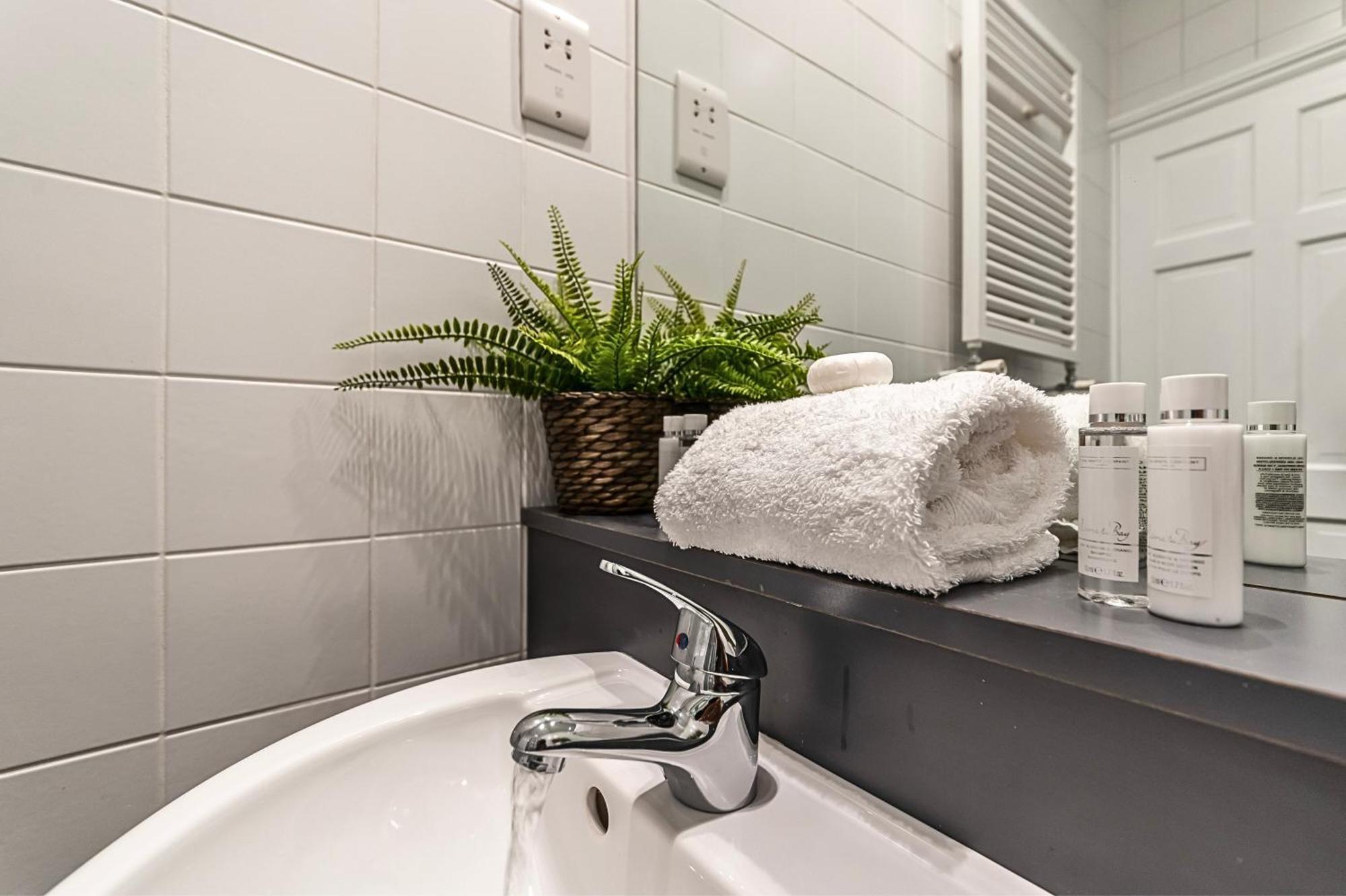 The Secret Kensington Garden Mews-2 Bedroom Full House-2 Train Lines- Spacious-Kings Road- Harrods -Chelsea Stadium-Private Small Patio Londen Buitenkant foto