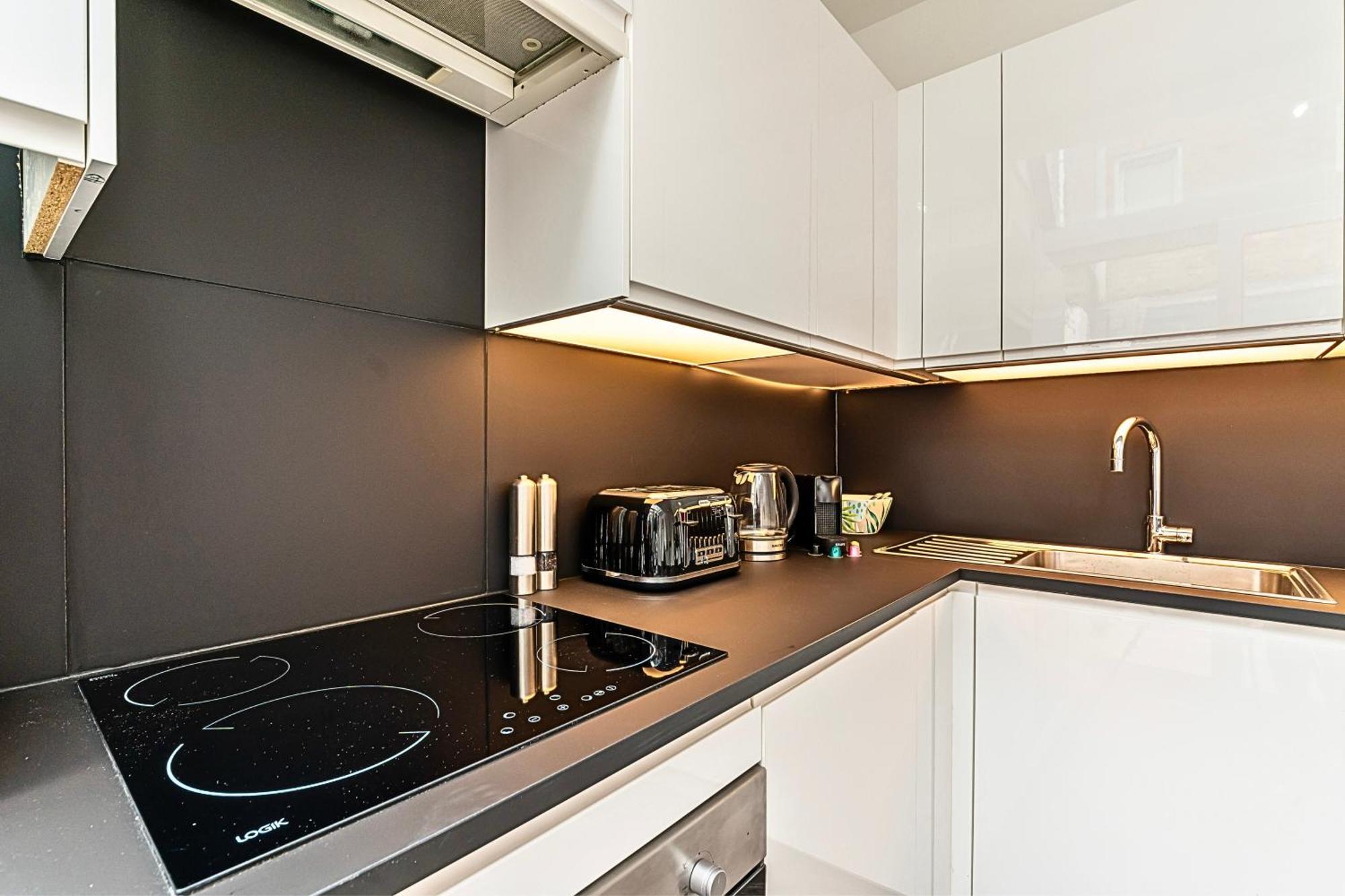 The Secret Kensington Garden Mews-2 Bedroom Full House-2 Train Lines- Spacious-Kings Road- Harrods -Chelsea Stadium-Private Small Patio Londen Buitenkant foto
