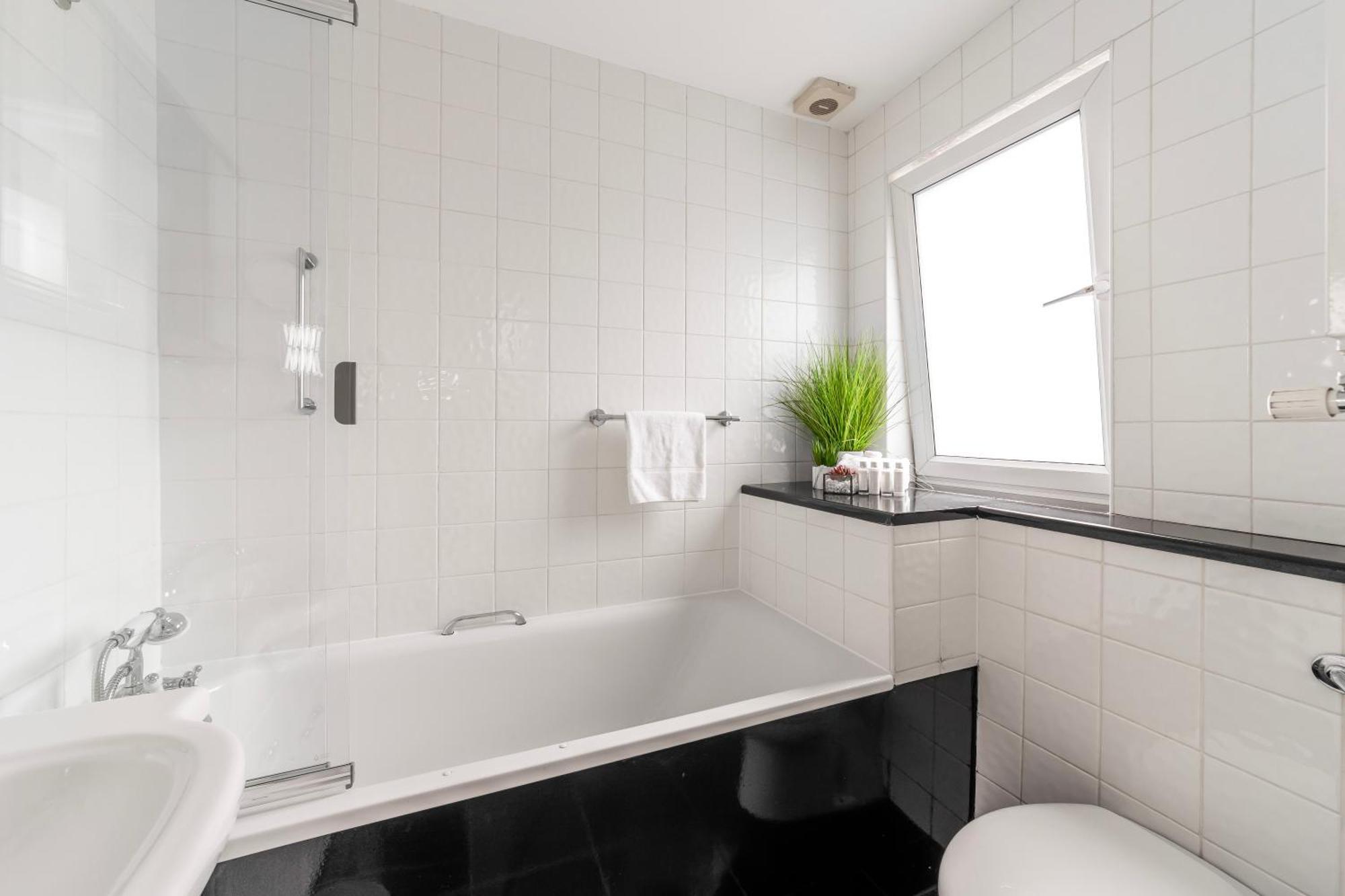 The Secret Kensington Garden Mews-2 Bedroom Full House-2 Train Lines- Spacious-Kings Road- Harrods -Chelsea Stadium-Private Small Patio Londen Buitenkant foto
